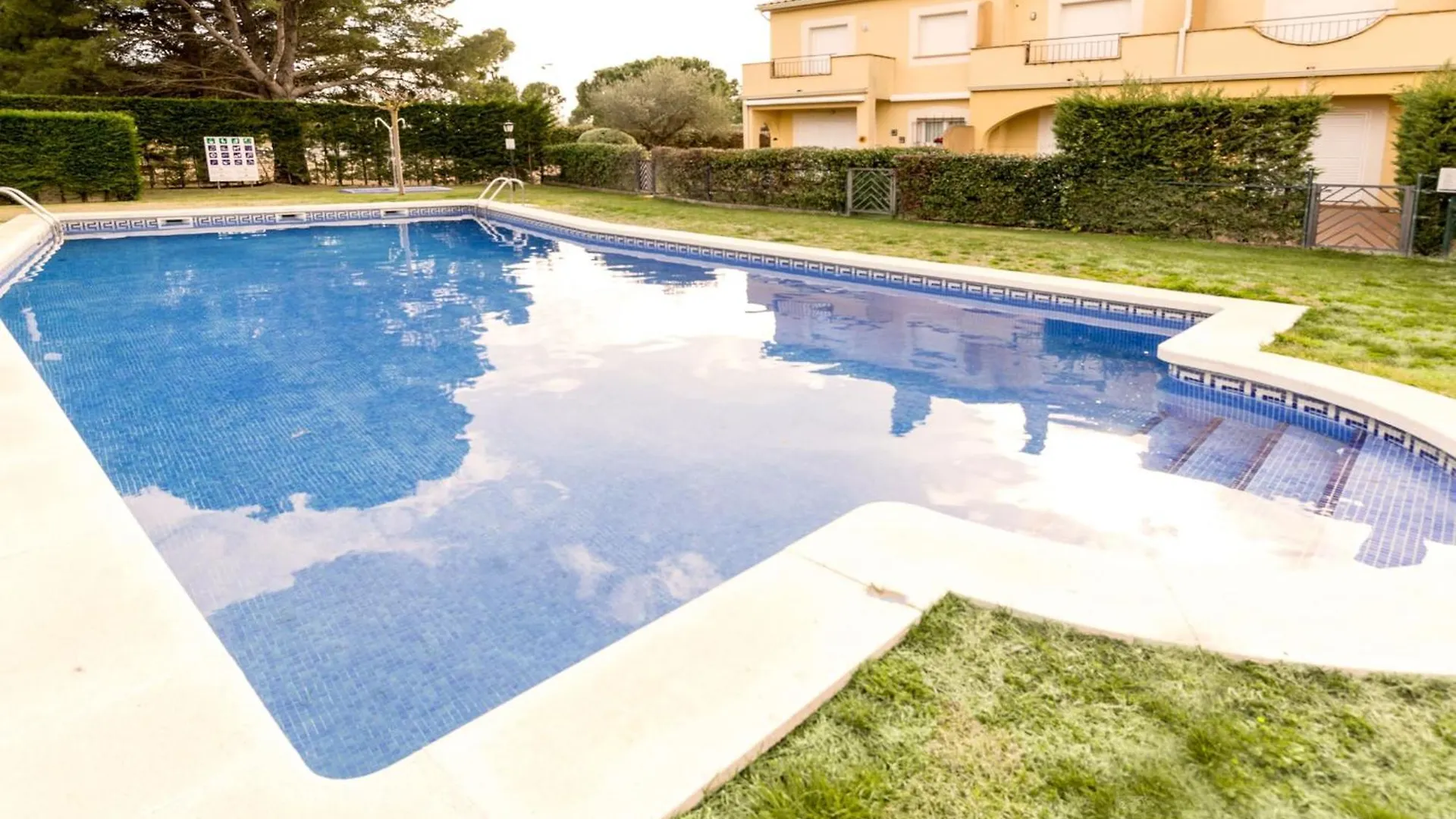 Illa Sistach Rentals: Casa Con Piscina Comunitaria L'Estartit
